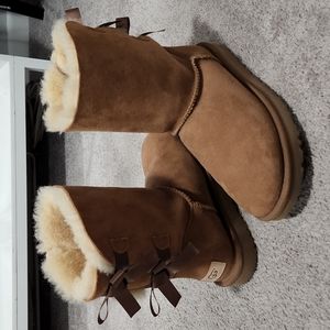*Sold* Ugg bailey bow chestnut sz 7